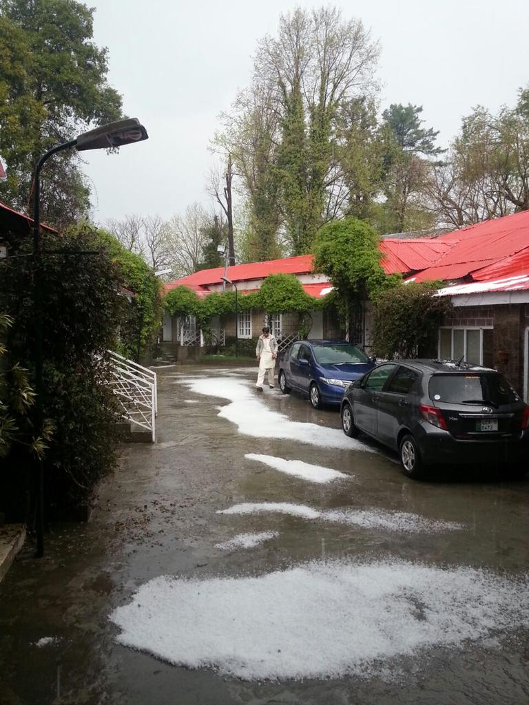 aaodostikarein's tweet photo. RT @schoaib Today in #Murree @mailtonidhi @chintan_connect @aaodostikarein @SehrNisar http://t.co/g0fGOqRqzy #othersight