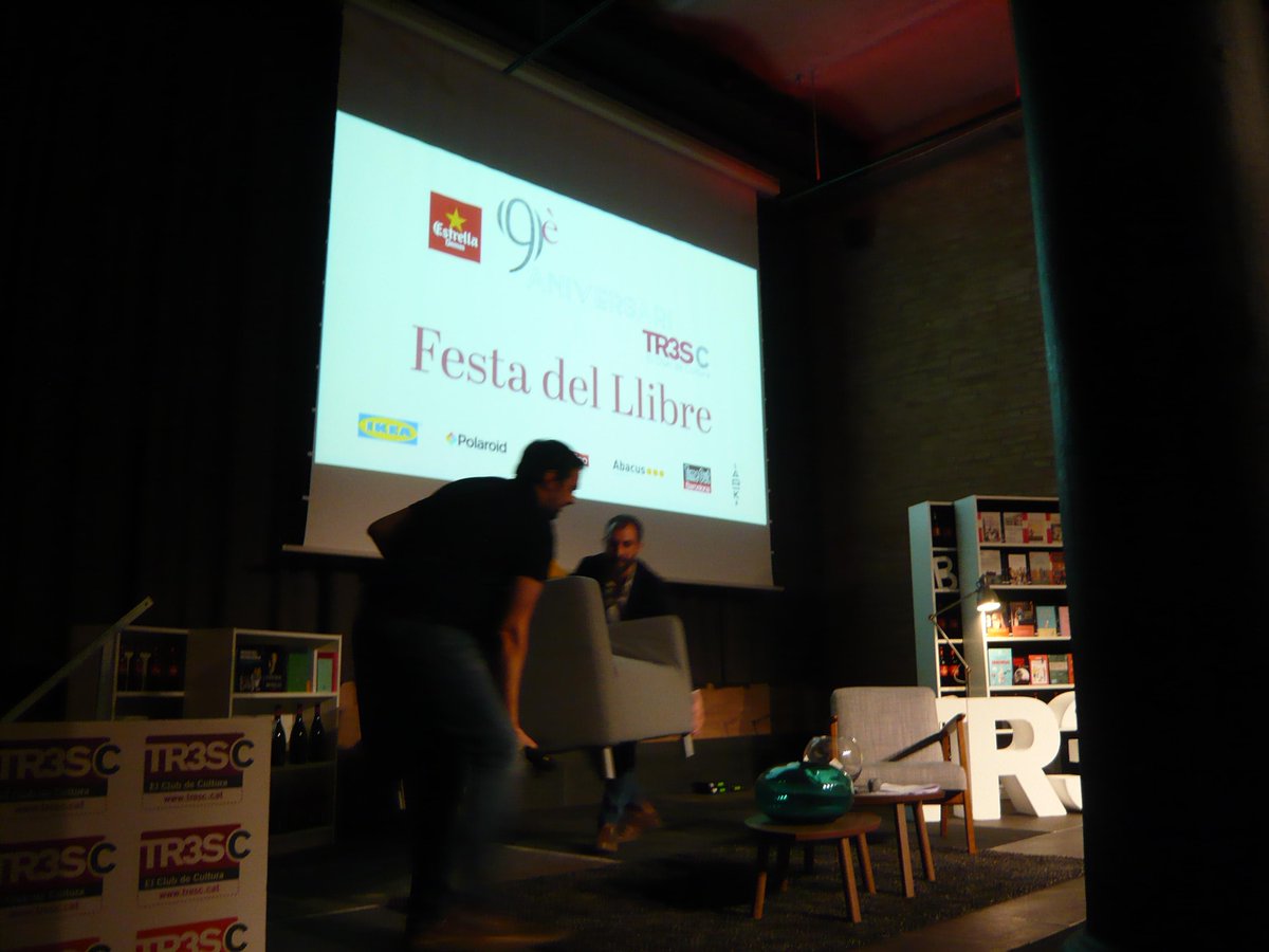tonidelatorre's tweet photo. Amb en @Quimkong , veient i comentant #TheBigBangTheory avui a la #FestadelLlibreTR3SC http://t.co/HpBCoCwzV2