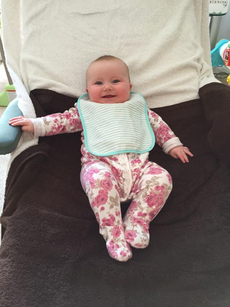 Jen_Reflexology's tweet photo. @SMaternity Izzy nice and relaxed after her mini reflexology treatment #ChilledOutBaby #babybump #SleepTight http://t.co/8bW4wNIPAM