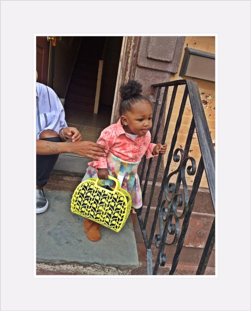 prettyyae's tweet image. Who she think she is carrying pocketbooks and stuff 😭😻 #Daught