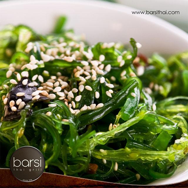 barsithai's tweet photo. Acompañar ese delicioso roll con una ensalada de #Wakame es una excelente opción... http://t.co/nosD99YYlN