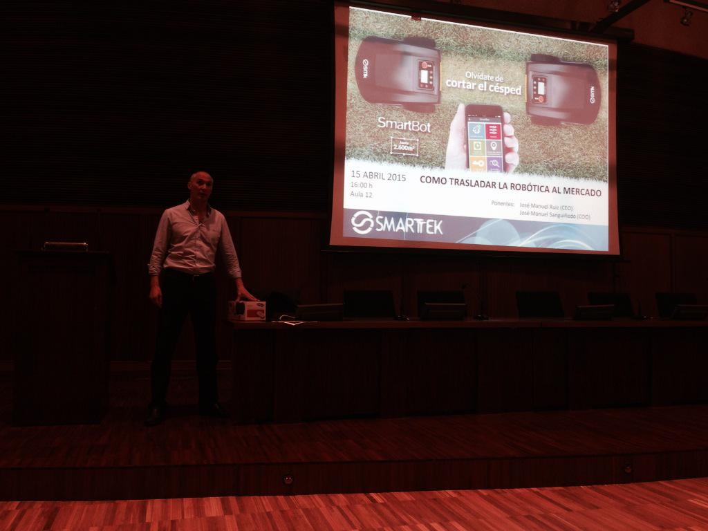 NachoArmesto's tweet photo. Conferencia @SMK_smarttek en @eeiuvigo. Hoy en acción los robots @robot_SmartBot y #Hobot http://t.co/U0yJMprSNU http://t.co/VfoY1lRxK0