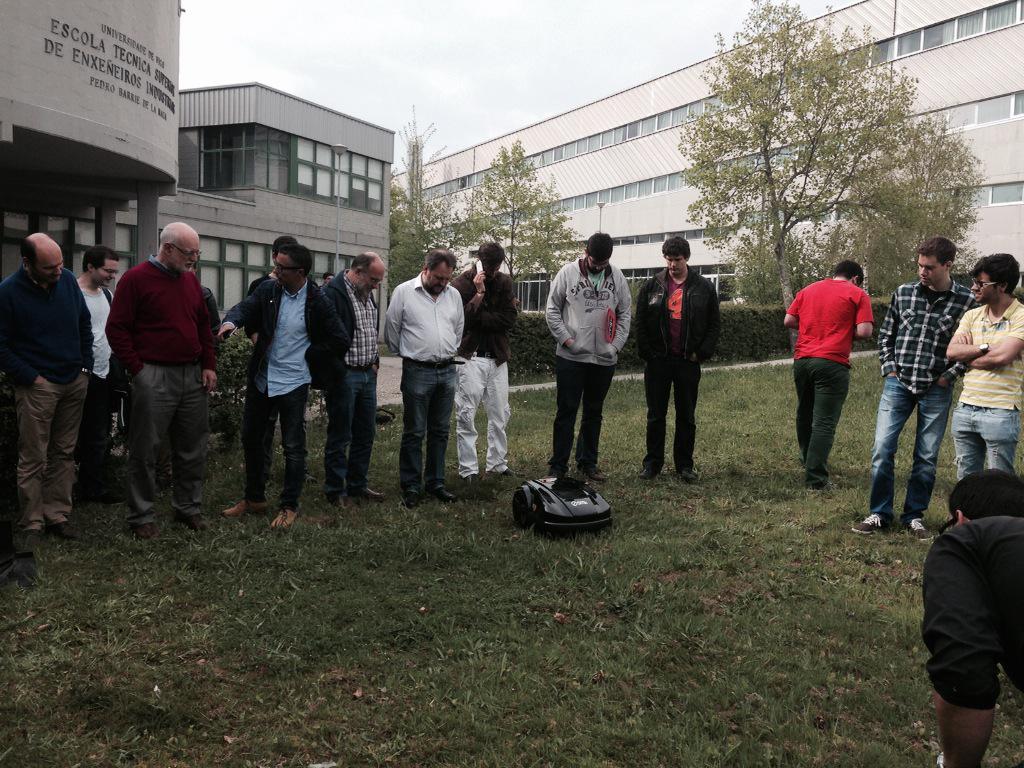 NachoArmesto's tweet photo. Conferencia @SMK_smarttek en @eeiuvigo. Hoy en acción los robots @robot_SmartBot y #Hobot http://t.co/U0yJMprSNU http://t.co/VfoY1lRxK0