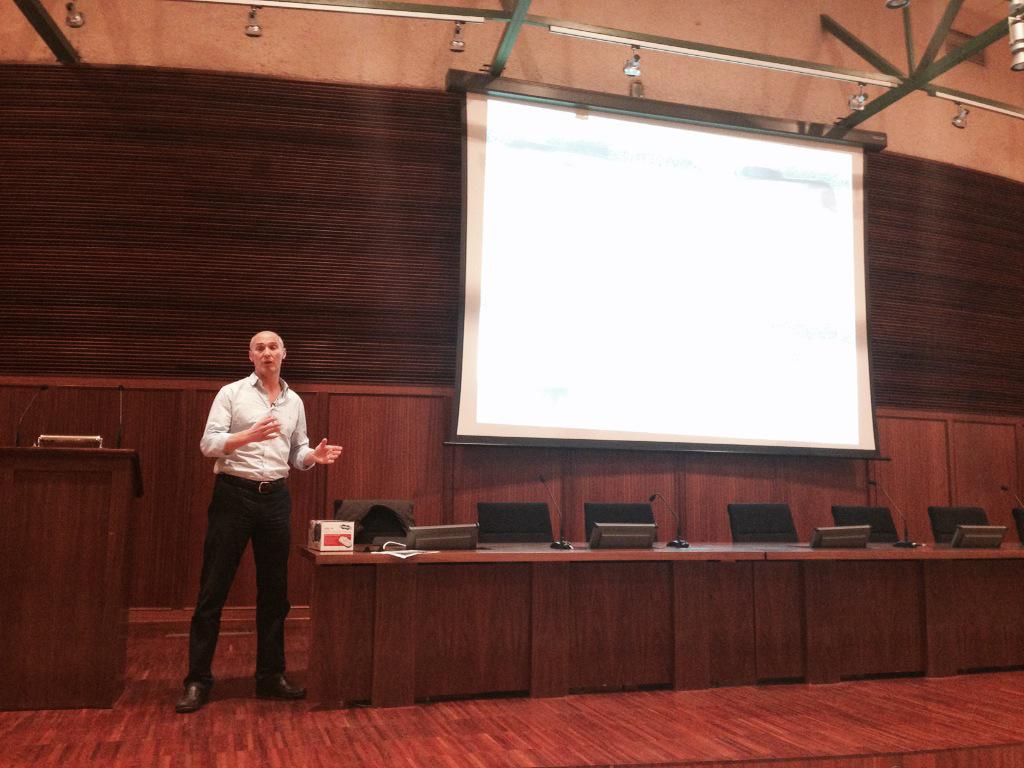 NachoArmesto's tweet photo. Conferencia @SMK_smarttek en @eeiuvigo. Hoy en acción los robots @robot_SmartBot y #Hobot http://t.co/U0yJMprSNU http://t.co/VfoY1lRxK0