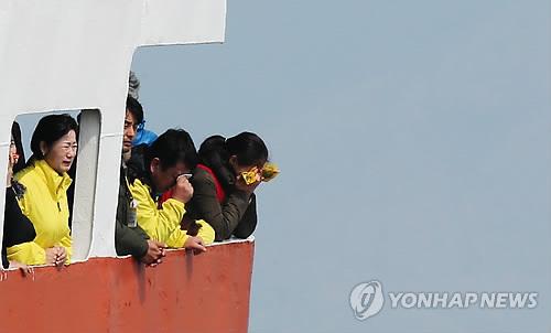 SBS8news's tweet photo. 4월 16일 오늘은 세월호 참사가 일어난지 꼭 1년 되는 날입니다. 304명이 희생됐고, 9명은 아직도 돌아오지 못했습니다. http://t.co/VQy51z9184 http://t.co/otAD9uzNgS
