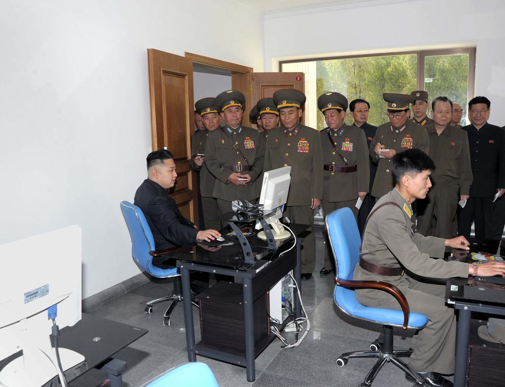 النشاطات العسكريه للزعيم الكوري الشمالي كيم جونغ اون .......متجدد  - صفحة 2 CCr1rdPUsAAbvRX