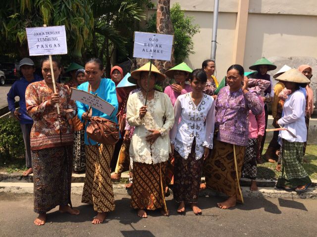 Para ibu memperjuangkan penghidupan,Alam &amp; lingkungan mereka didepan pengadilan. #demirembang  <a href="/ganjarpranowo/">Ganjar Pranowo</a>