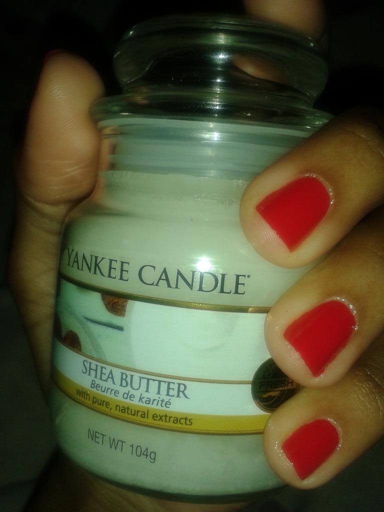 Lau_d_amour's tweet image. Yankee candle #SheaButter et mon petit OPI #CocacolaRed #Rednails