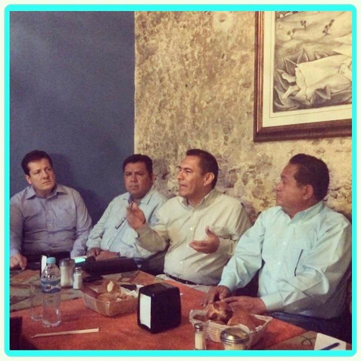 jorgesolergomez's tweet photo. Reunión con Aliancistas distinguidos. Gente comprometida con nuestro proyecto.#coatepecturquesa #nuevaalianzA http://t.co/TkcO9Okt3X