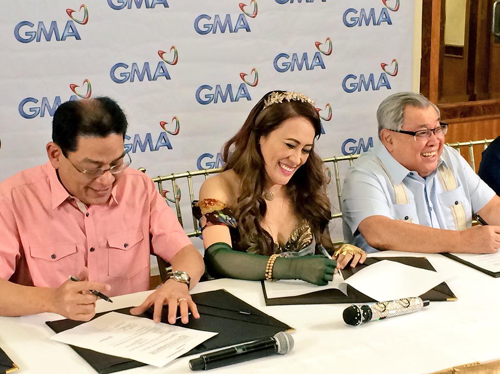 InqEnt's tweet photo. Ai Ai de las Alas returns to GMA7; signs  contract together w/ execs Gilberto Duavit &amp; Felipe Gozon. | @alpolicarpio http://t.co/iXTWtAWker