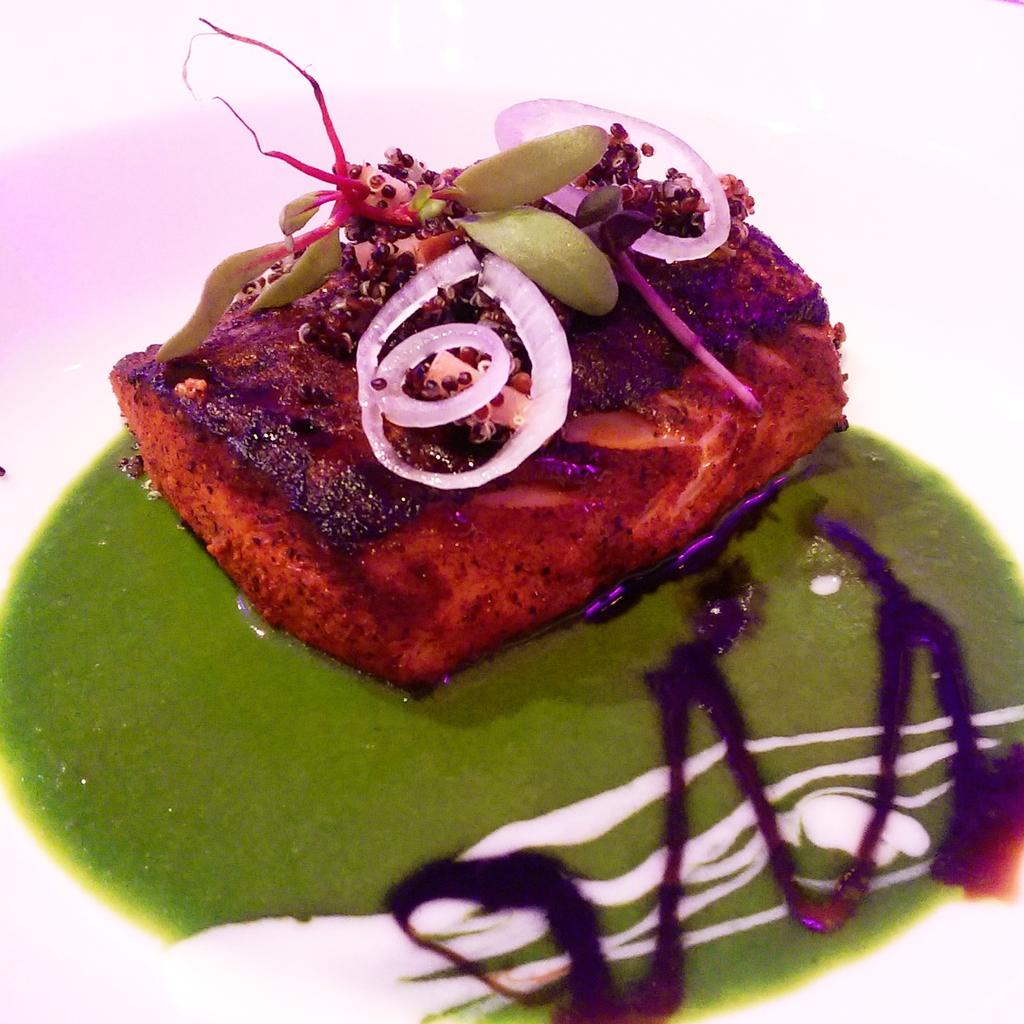 don_merengue's tweet photo. Mahi ennegrecido con quinoa y panceta del chef Sergio Chávez en la #CenaConSentido @TableedeChefsMx @FoodandTravelMX http://t.co/1md7S2EtxB