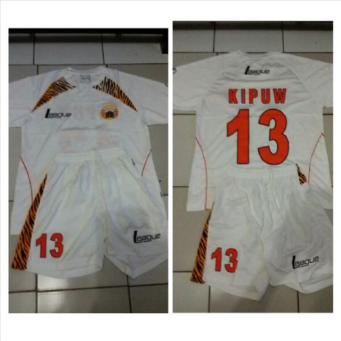 HermanPurbaaa's tweet photo. Berapaan jak? "@pepesankosong12: Ready Jersey latihan Kipuw, size L http://t.co/KQmEydRKrq"