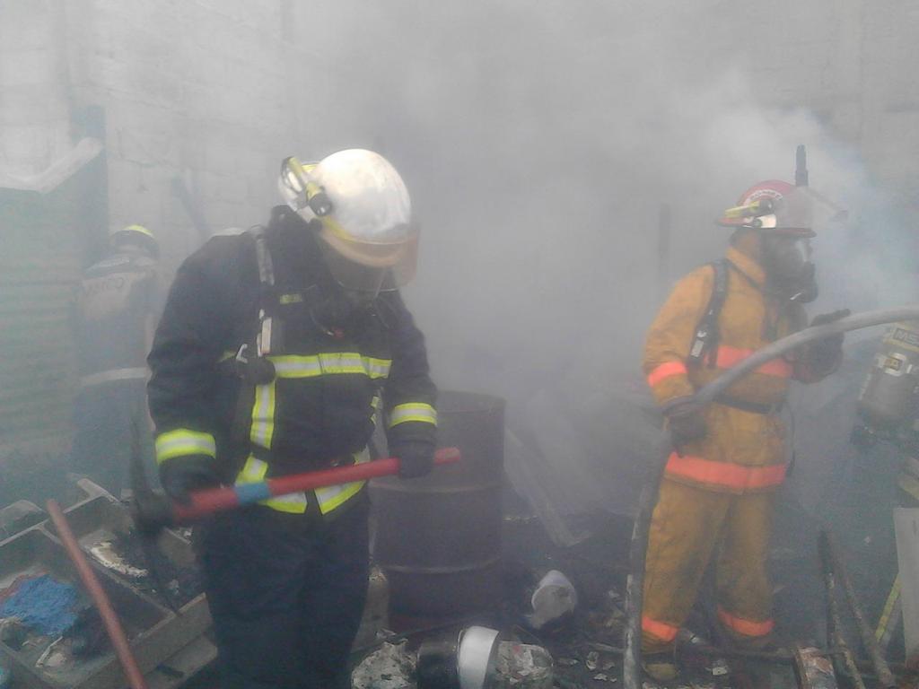 FranciscoBaron8's tweet photo. Fuerte incendio registrado hoy en la colonia porvenir jiutepec perdida total de dos viviendas http://t.co/WgFeReFAON
