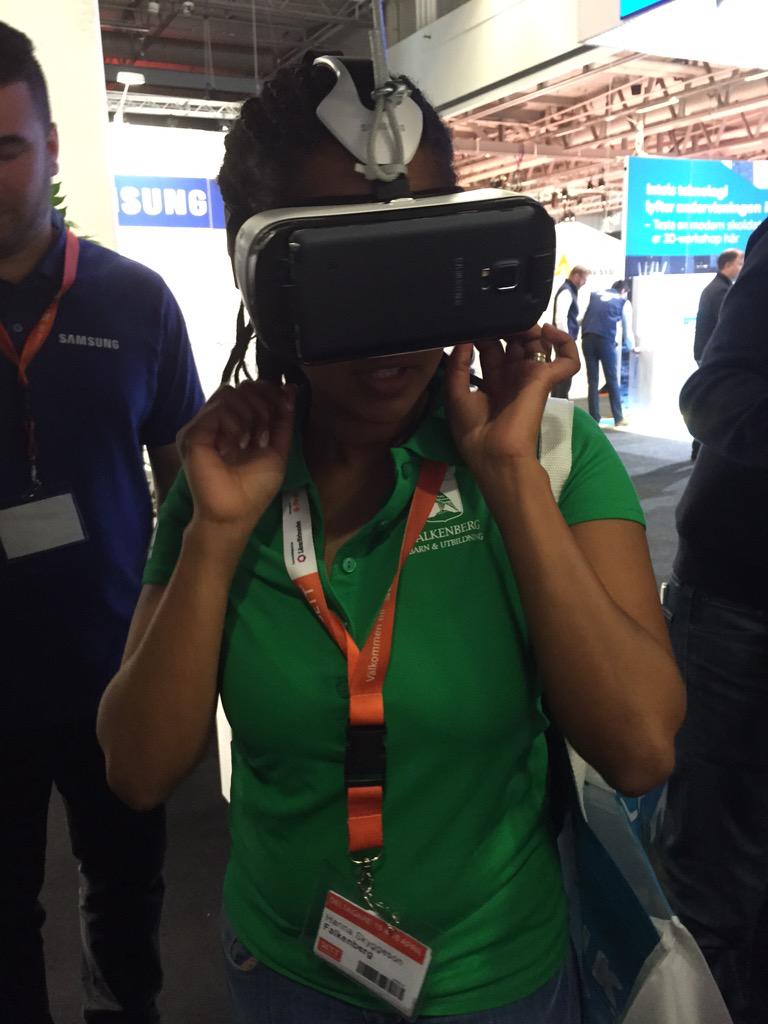 skyggeson's tweet photo. Testar Samsung Gear! #SETT15 @guztheone @Adannberg1 @hate_ea1 #häftigt http://t.co/Q3sSXoxxSs