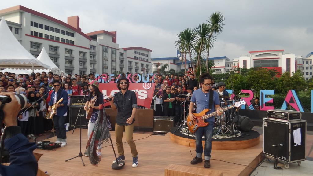 ssheinafiaz's tweet photo. @sherylsheinafia & @boywilliam @breakoutnet bersama @tdc_band @TelUniversity @LevisID #BreakoutNET501 http://t.co/Q11DOzfeKJ