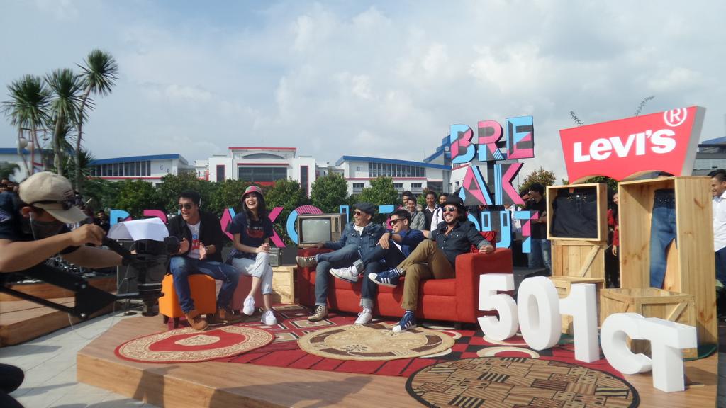 ssheinafiaz's tweet photo. @sherylsheinafia & @boywilliam @breakoutnet bersama @tdc_band @TelUniversity @LevisID #BreakoutNET501 http://t.co/Q11DOzfeKJ