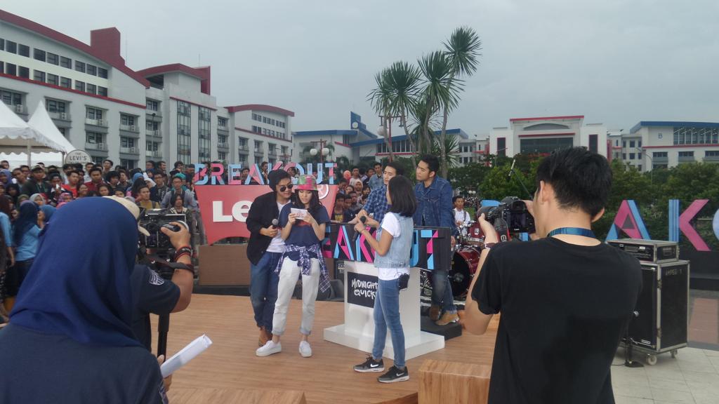 ssheinafiaz's tweet photo. @boywilliam @sherylsheinafia @breakoutnet with @MidnightQuickie @TelUniversity @LevisID #BreakoutNET501 http://t.co/d4DR1oIgRK