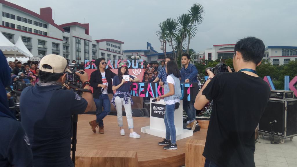 ssheinafiaz's tweet photo. @boywilliam @sherylsheinafia @breakoutnet with @MidnightQuickie @TelUniversity @LevisID #BreakoutNET501 http://t.co/d4DR1oIgRK
