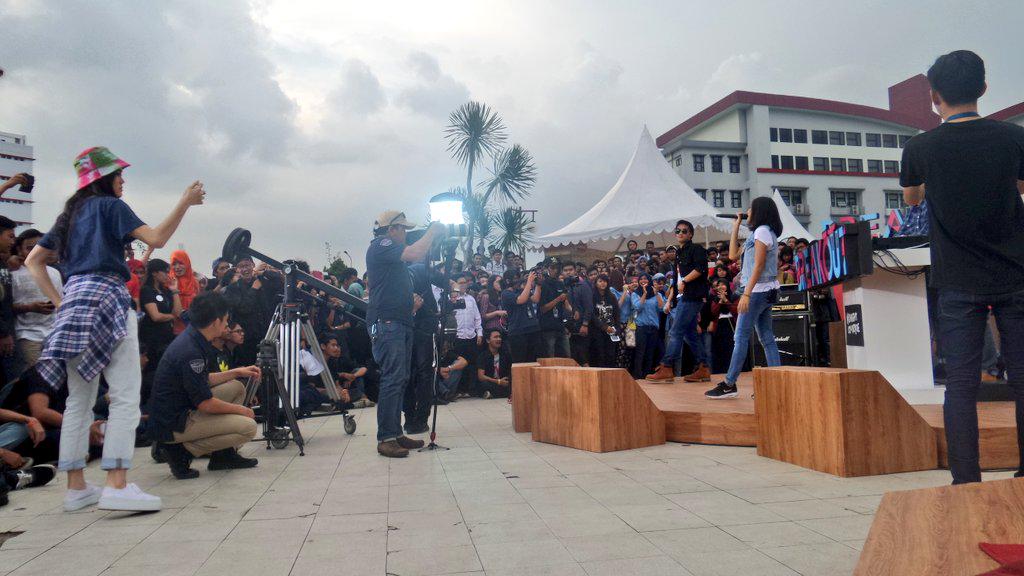 ssheinafiaz's tweet photo. Ka @sherylsheinafia sibuk dokumentasi in ka @boywilliam & @MidnightQuickie @TelUniversity @LevisID #BreakoutNET501 π http://t.co/zJaAsSiF82