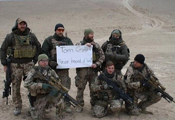 TrasLasKamaras's tweet photo. Soldados alemanes riéndose de Tom Cruise después de que  dijera que su trabajo es tan duro como luchar en Afganistán. http://t.co/VSHkzR2iEO