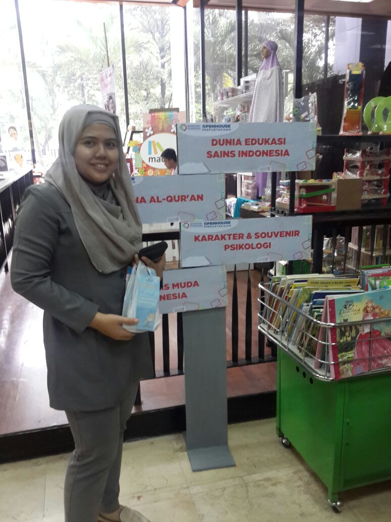 desi_pl's tweet photo. Borong buku impor disc 70% loh,mainan science buat anak.Sayang anak ...sayang anak....#openhouseperpus @pkemenperin http://t.co/cpIWHmd9Pt