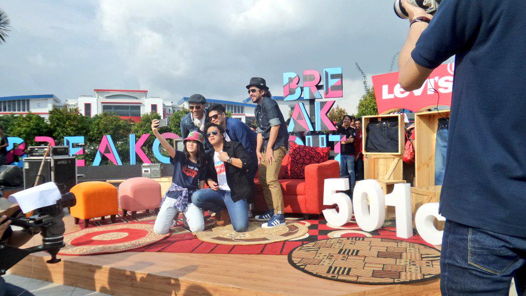 ssheinafiaz's tweet photo. Selfie time!! @boywilliam @sherylsheinafia & @tdc_band @TelUniversity @LevisID #BreakoutNET501 http://t.co/HdFMGPwxAg