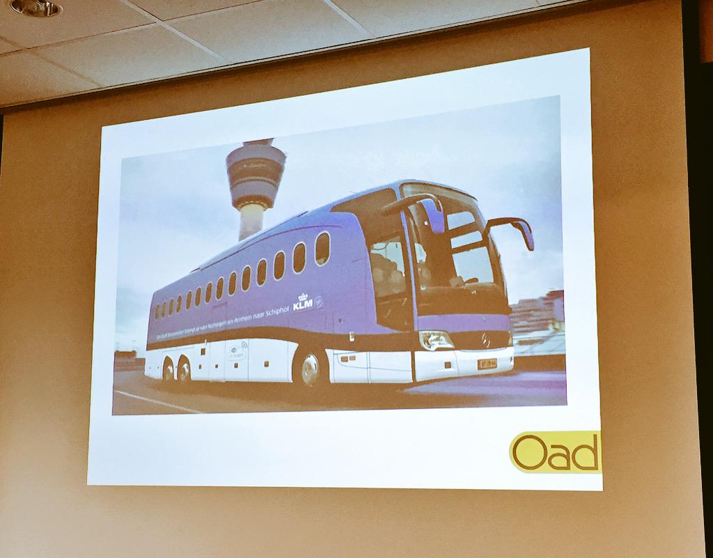 Wij hebben de primeur! Voor het eerst presenteert @Oadeenreis de nieuwe bus voor  <a href="/KLM/">KLM</a>. #vliegtuiglook