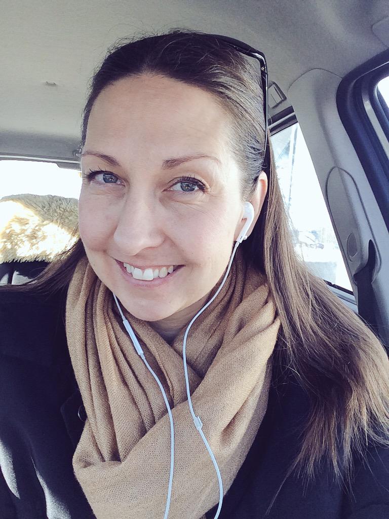 FagelnFenix's tweet photo. Nu sitter jag här i bilen på #erikslundshoppingcenter parkeringen och laddar för att påbörja #nylook projektet. http://t.co/ZdyFR9WY0v