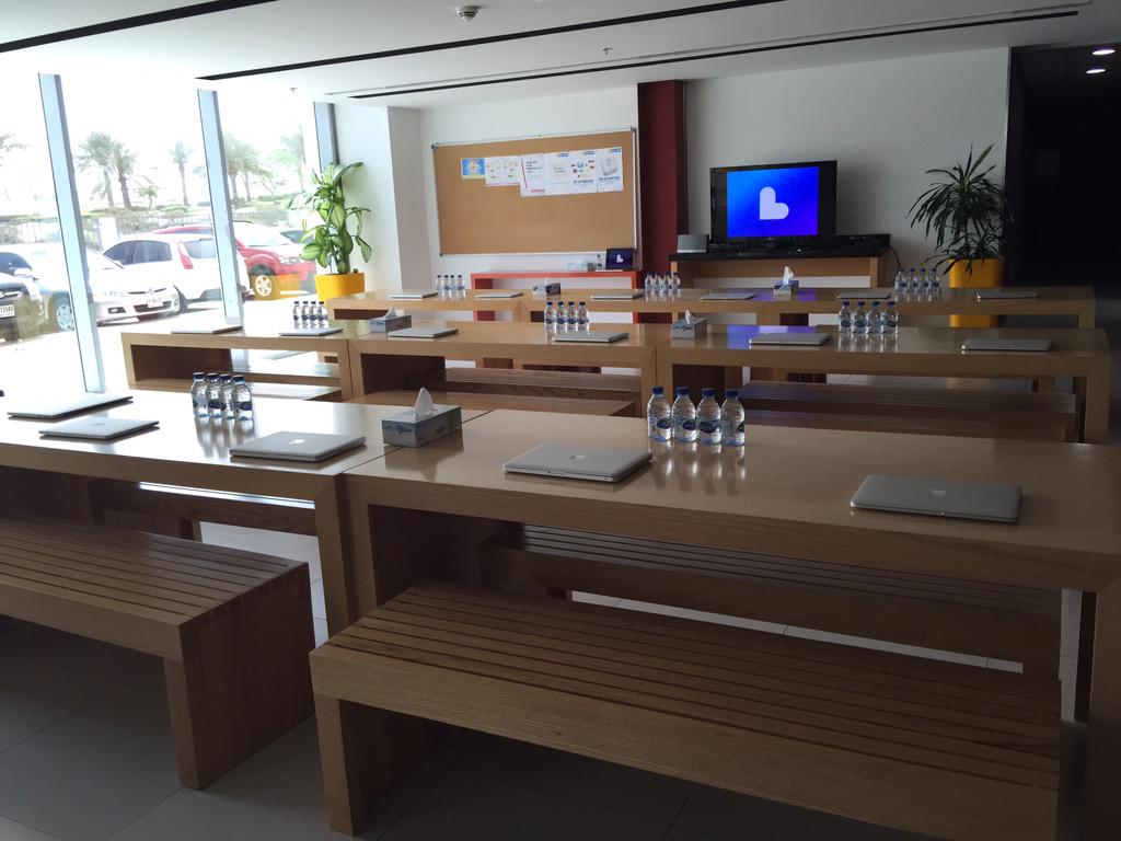 tbreakdotcom's tweet photo. Looks like @LandmarkShops is inspired by a certain Cupertino company which isn't a bad thing at all http://t.co/TOwsbfHzoA