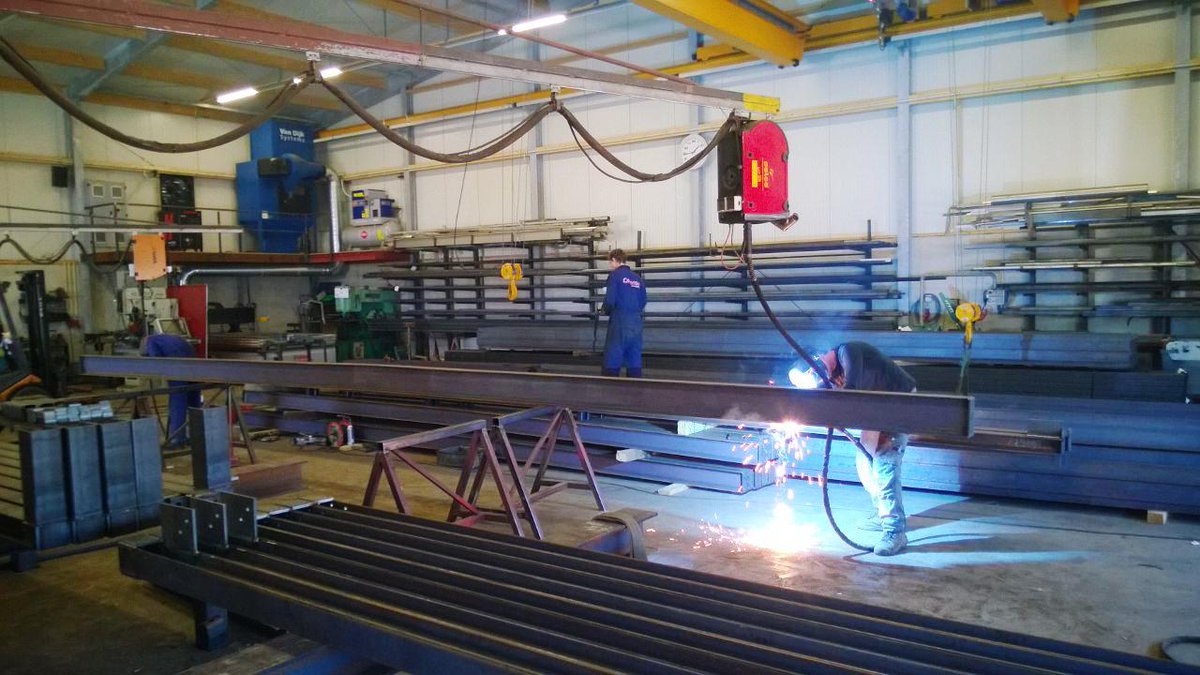 MultiParkSoest's tweet photo. In de staalfabriek is men druk met de voorbereiding van de stalen liggers en kolommen voor de units. http://t.co/9z9xUpxN0y