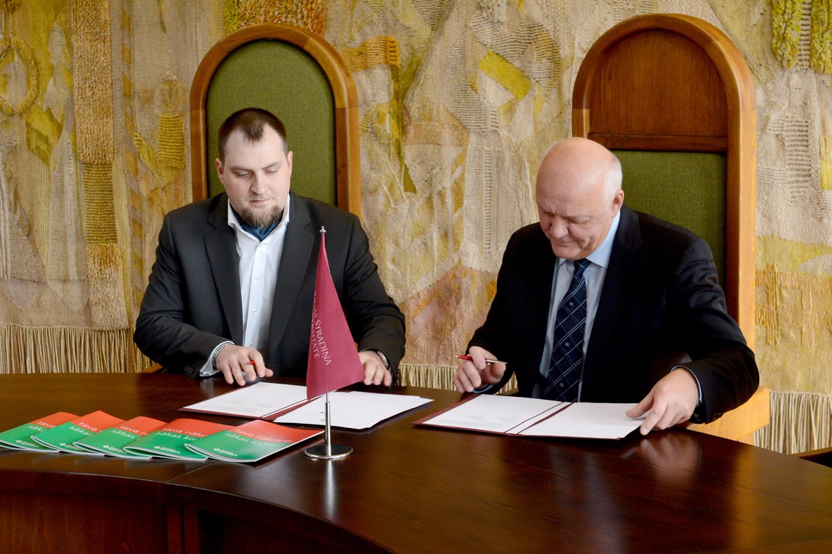 RSUinfo's tweet image. Vakar, 15.aprīlī RSU parakstīja sadarbības līgumu ar Euroaptieka (@euroaptieka). Vairāk: rsu.lv/studentiem/381…
