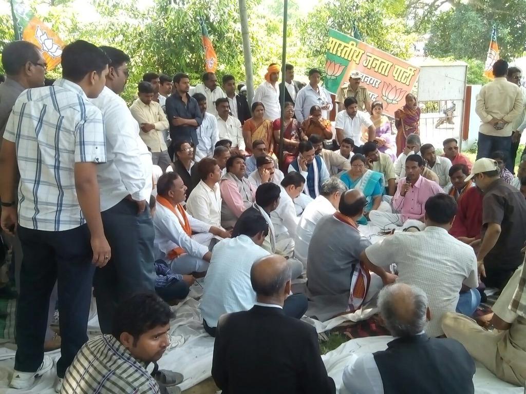 BJP4UP's tweet photo. Since yday evening Sh. @vinodsonkarBJP & Sh. Keshav Prasad Maurya continue their dharna outside DM office #UPPCSScam http://t.co/mdHN9lUQhx