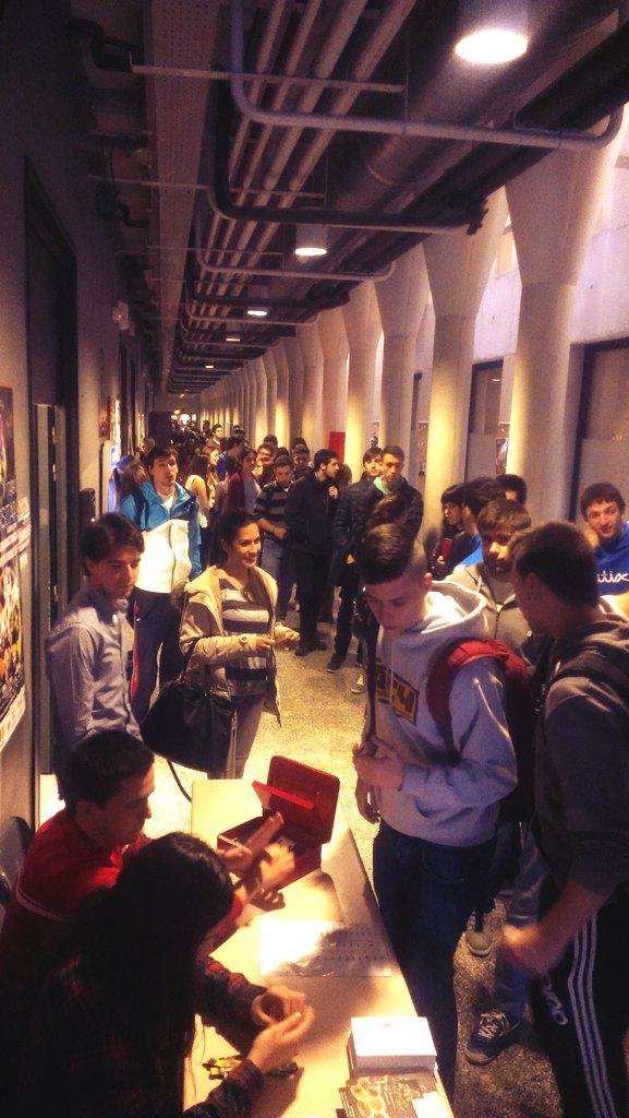 carpauniversita's tweet photo. ¡COMENZAMOS! Último día de venta #CarpaDiem15 #BuenaFila #BuenaFarra http://t.co/eZZMUX7vE1