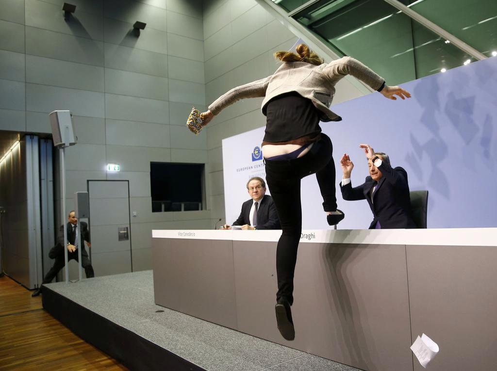 FEMENSWE's tweet photo. We Love Josephine-Jumper!!! :D @josephine_witt #papillon #ConfettiGate #ECBAttack #ECB #Draghi #Greece #Bank #Power http://t.co/chbbw60ozp