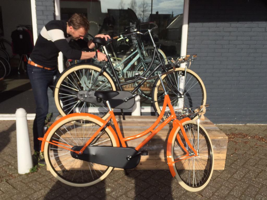 #Fixiebrothers fietsen oranje en matzwart afgeleverd <a href="/33tweewielers/">33 tweewielers</a>. Staan mooi in het zonnetje.