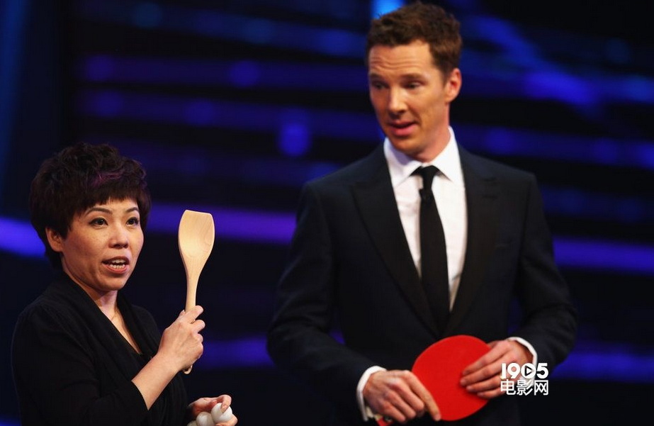 Beijing2022's tweet photo. Does this look like a fair match to you? #BenedictCumberbatch and #tabletennis star #DengYaping #LWSA15 @LaureusSport http://t.co/efqAyHy5jS