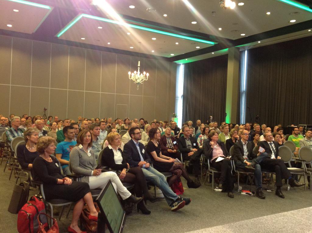 Fontys's tweet photo. Collega's luisteren naar keynote @Ramonvullings. Met humor rond thema Het gras van de buren. #docentevent http://t.co/wi7aNLs43D