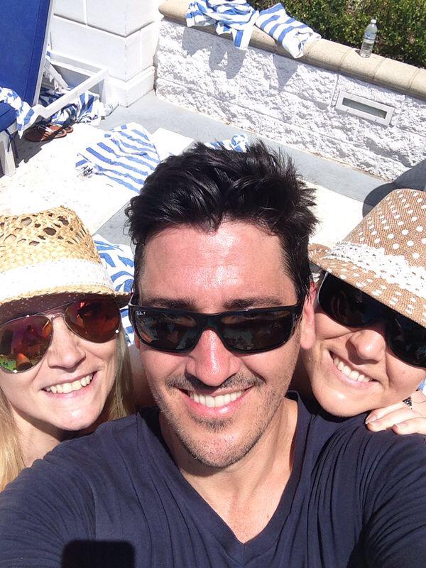 YvonneDDUBLover's tweet photo. @JonathanRKnight Love this selfie so much!!! 😃 😎☀️☀️☀️ @JK_s_Butterfly #SelfiesWithJonathan #SelfiesWithNKOTB http://t.co/n5cpKZ7o9K