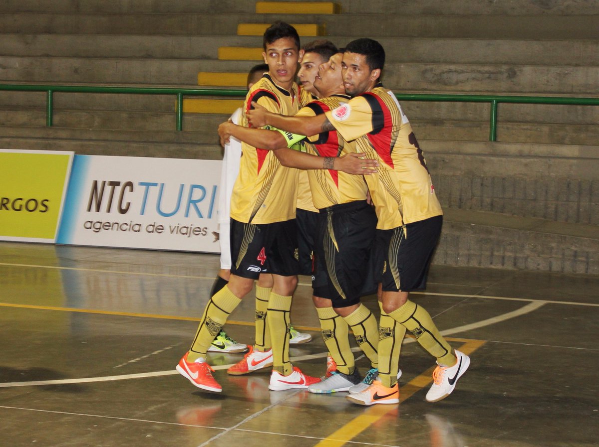 LigaArgosFutsal's tweet photo. #FelizJueves ¡Ya tenemos el primer clasificado a #CuartosDeFinal! Felicitaciones a @AguilasDoradasO http://t.co/p2tAgQDQBW