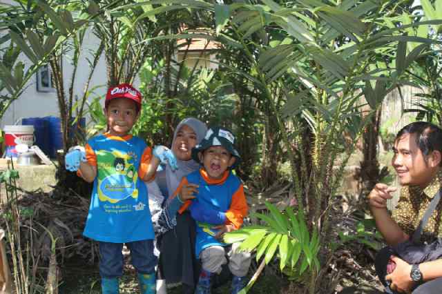 SAIPalembang's tweet photo. Senangnya bisa langsung mengalami pembelajaran di kebun salak dan belimbing... Nih cerita outing anak KB @msi_sai http://t.co/QjWN94Z7ZR