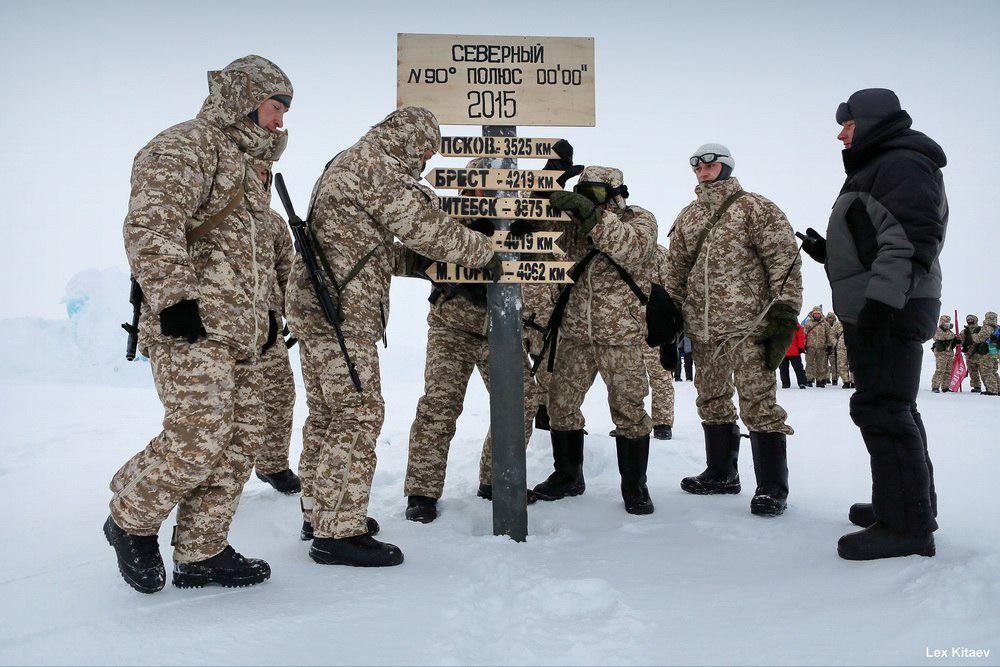 المظليين الروس والبيلاروس في تدريبات في القطب الشمالي  CCt1wIyUIAE80XU