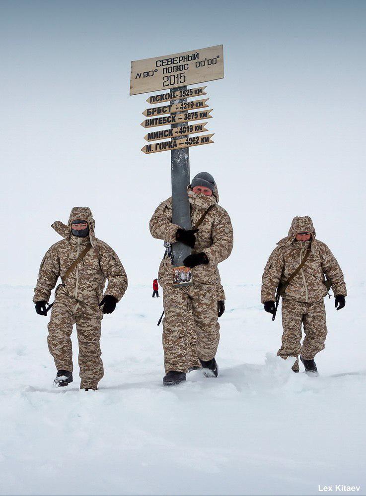 المظليين الروس والبيلاروس في تدريبات في القطب الشمالي  CCt1w_XUIAA_2bZ
