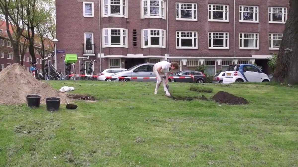 Why is artist @LeanneWijnsma hand-digging tunnels in the middle of Amsterdam? popupcity.net/35716