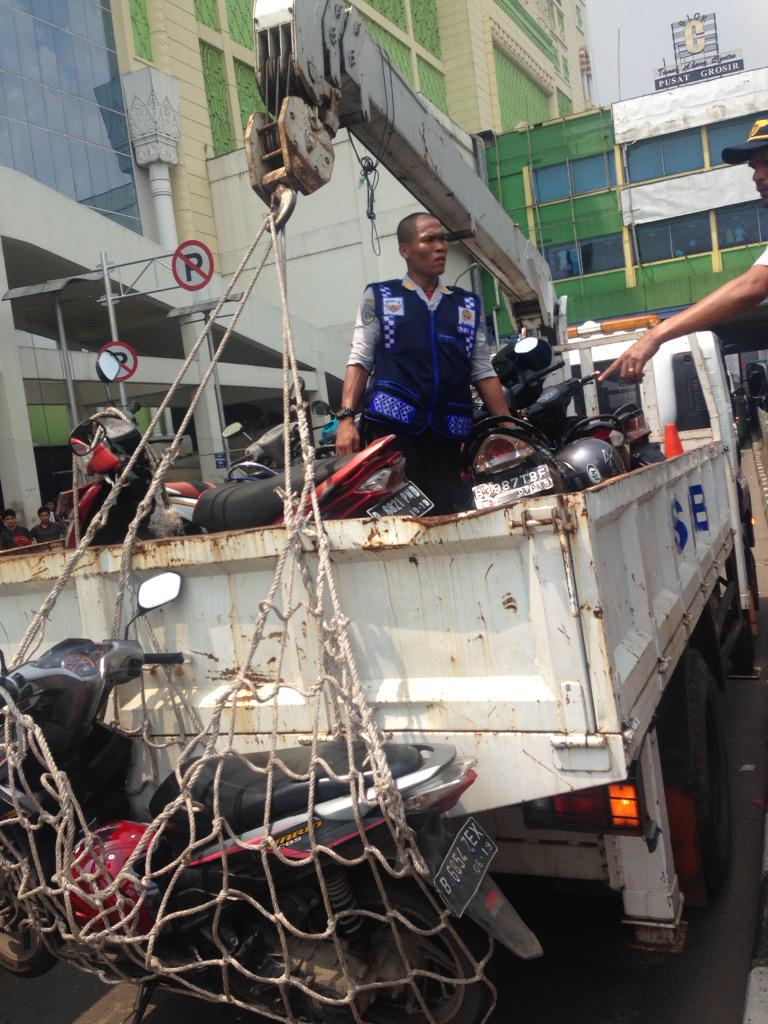 DALOPS_DISHUB's tweet photo. Penertiban parkir tanah abang, bersama wakil walikota dan camat @DKI_Dishub http://t.co/rPXvGDrSID