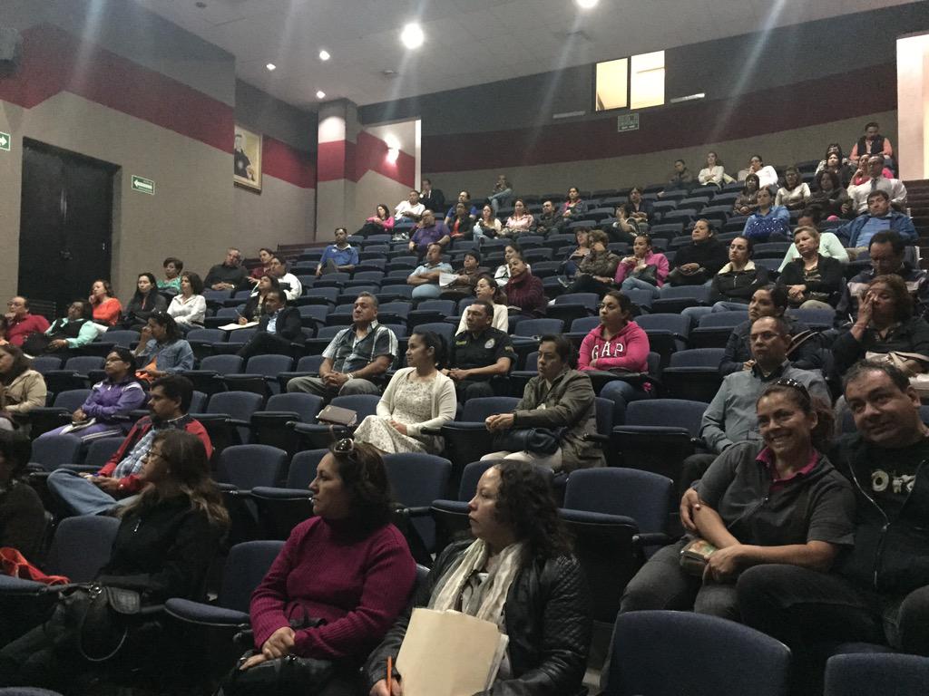 secundariafll's tweet photo. En charla  informativa para padres de familia de sextos de primaria. Promoviendo nuestra Secundaria!😊 http://t.co/76oPL53Ds0