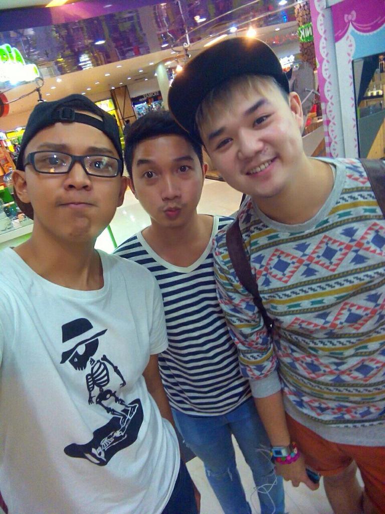 Ricvers's tweet photo. ANAK SMA DARI MANA NIHHH. YATUHAN YG PAKE SWEATER😍😍😍😍 http://t.co/nO6ypll4lb