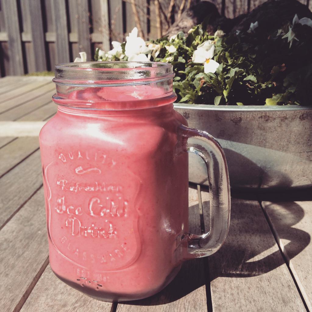 michellicaa's tweet photo. Smoothie weather 🌞 http://t.co/6JAyETx8k4