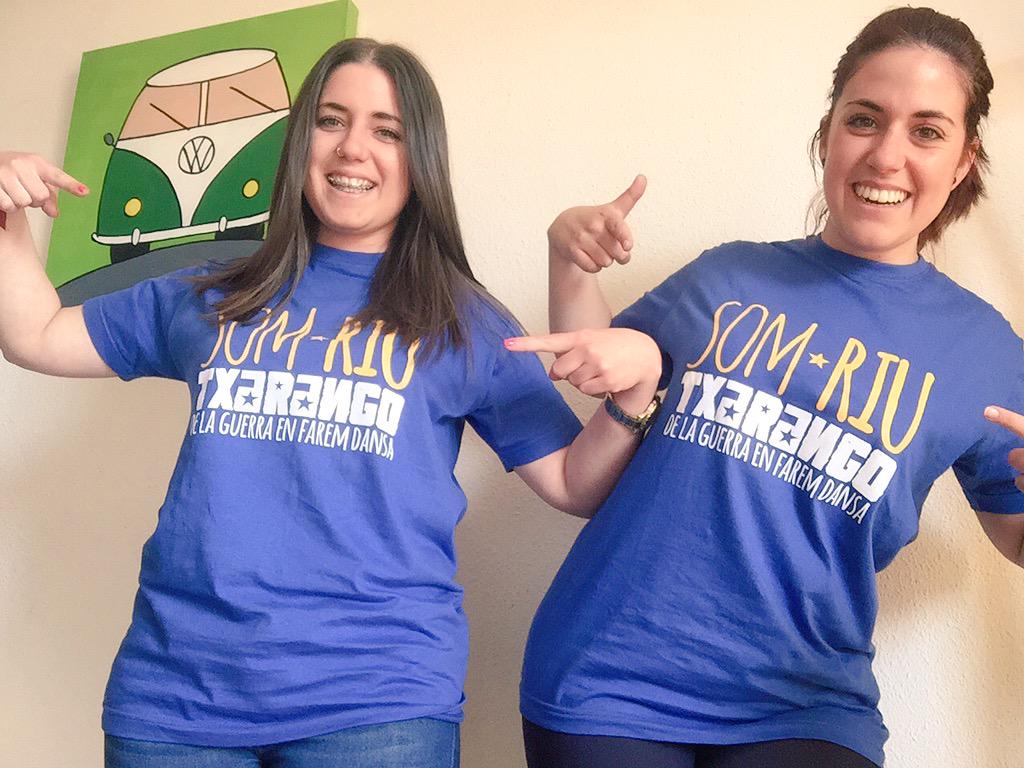 _AnaAlvarez_'s tweet photo. Les dos amb la mateixa samarreta...coincidència? @Estheeralvarez @txarango 🔝 http://t.co/2y2AqdtQ5i