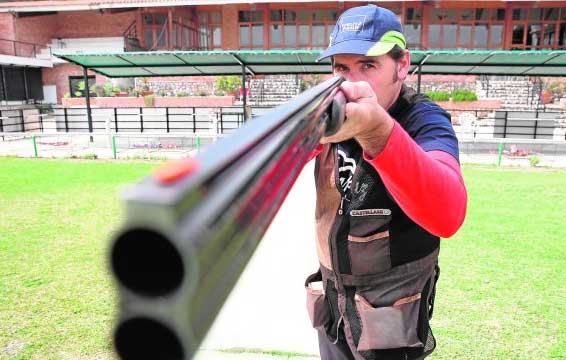 emirandasur's tweet photo. Reportaje curioso de esta semana. Un agricultor malagueño, campeón de España de #tiroolimpico http://t.co/UKmkTSTKq7 http://t.co/nB95V5RH5J
