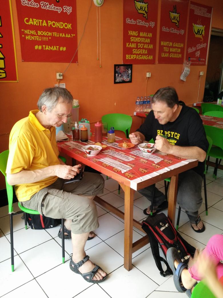 Mungkin mereka bilang, " <a href="/baksomalang_kj/">Bakso Malang</a>  emang enak " cc: <a href="/Kuningan_Asri/">Kuningan Asri</a> <a href="/AwangSuangsih/">@AwangSuangsih</a> @CyberKuningan